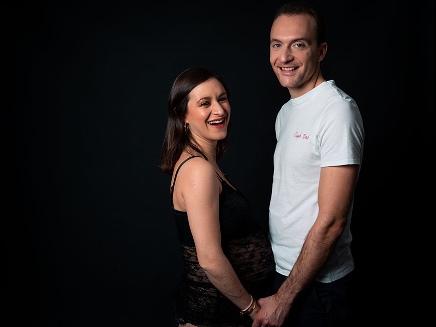 photo couple studio grossesse toulon var tiphaine barth fond noir