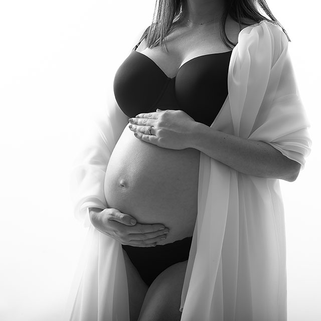 photographe femme enceinte gros plan ventre voilage noir et blanc Toulon Var tiphaine barth