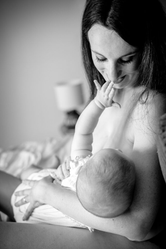 photo allaitement noir et blanc maman bébé Toulon Var la seyne sur mer La valette La garde Six Fours les plages photographe tiphaine barth