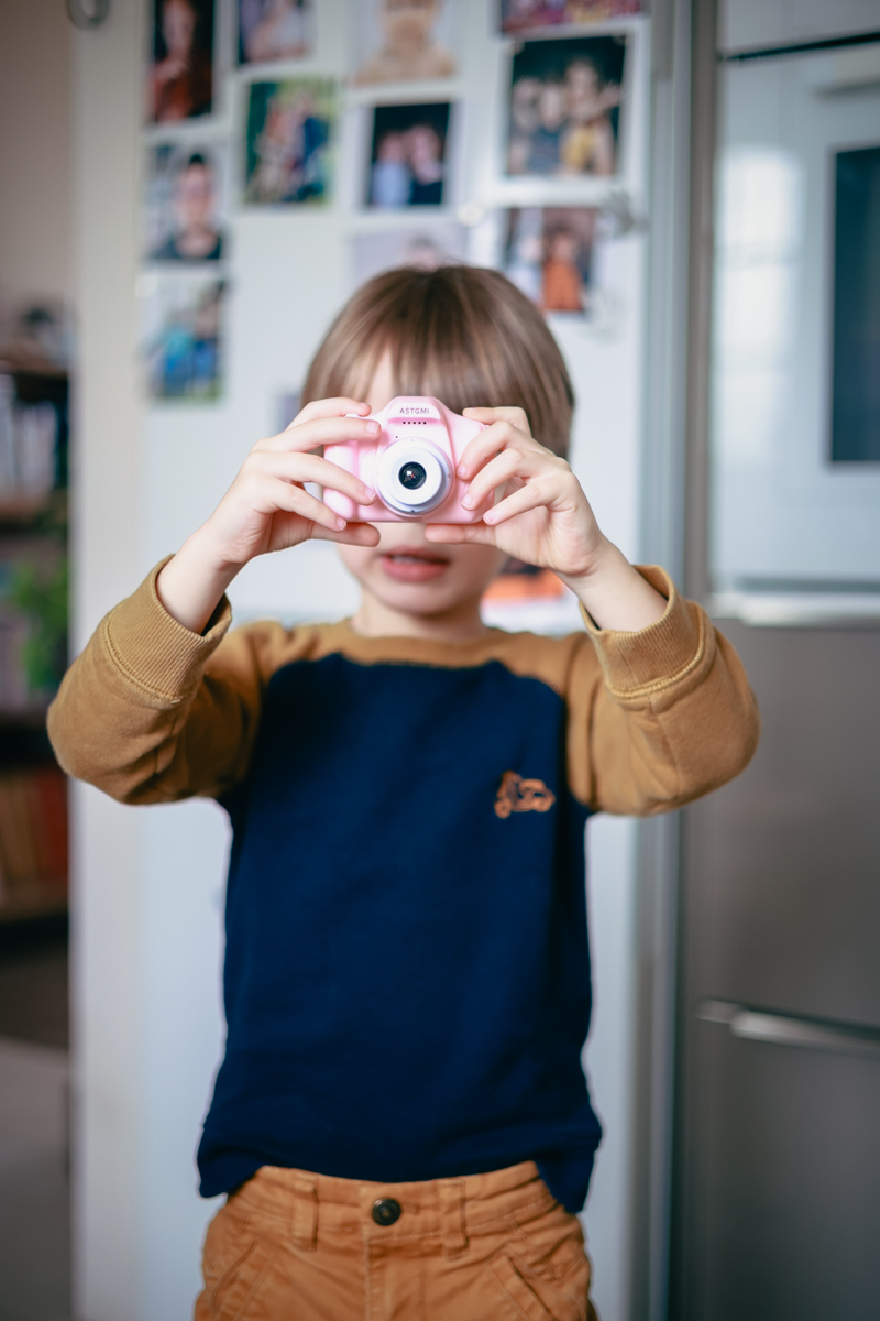 photo de famille enfant qui joue photographe tiphaine Barth Toulon Le Var