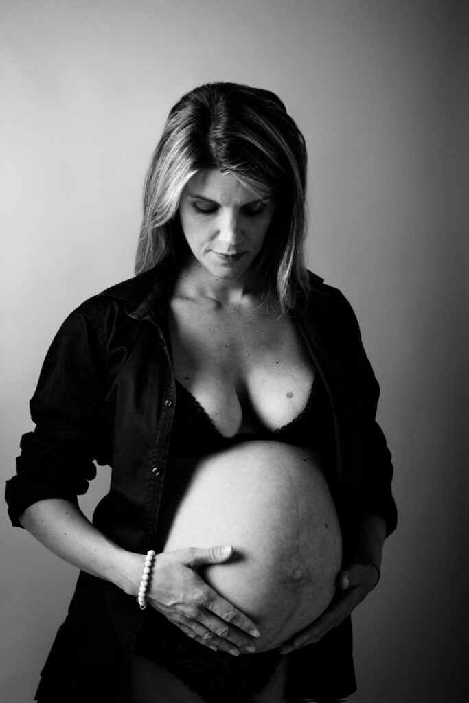 photographe grossesse studio maternité femme enceinte tiphaine Barth Toulon Var