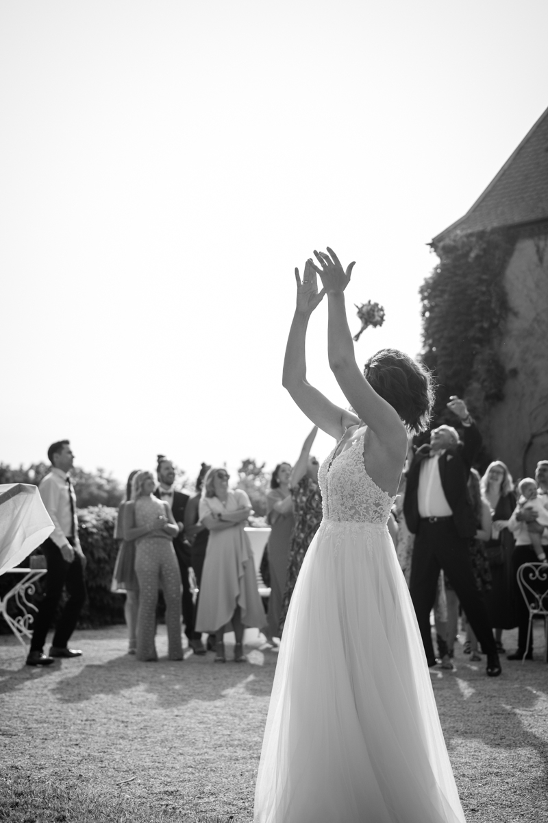 Photo mariage Toulon Var lancer du bouquet de la mariée