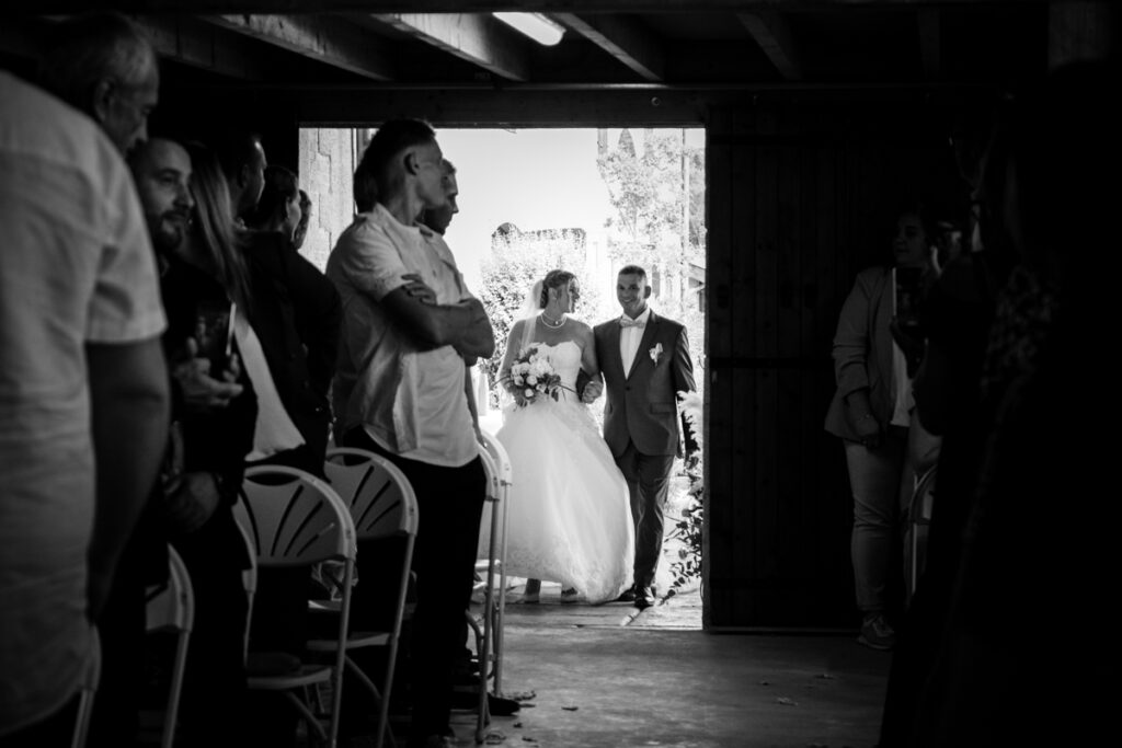 photographe mariage Toulon Var Provence la seyne sur mer la valette la garde le pradet hyères six fours entrée mariés cérémonie Tiphaine Barth