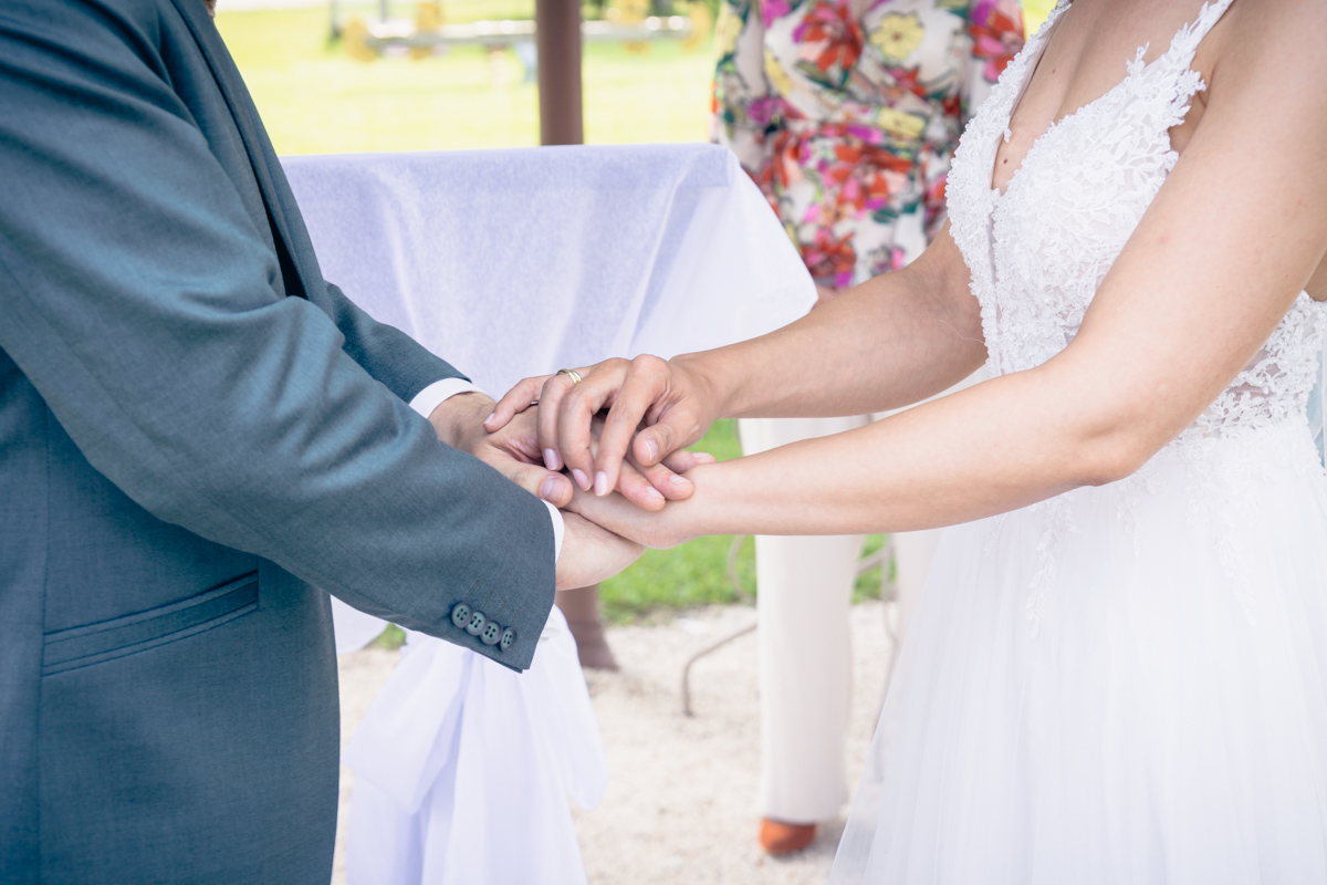 mains pendant cérémonie laïque mariage var provence photographe tiphaine barth